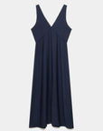 Robe midi fluide brodée en viscose confortable, vêtue en couleur marine, prise de vue flatteuse.