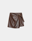 Vue de face d'une jupe similicuir taille haute en brun, une mode chic et contemporaine.