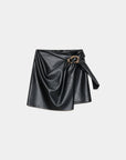 Image d'une jupe similicuir taille haute en noire, soulignant son esthétique chic.