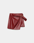 Jupe similicuir taille haute rouge présentée seule, soulignant son style et sa coupe contemporaine.