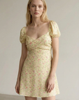Minivestido romántico con estampado floral amarillo pálido, escote corazón y mangas abullonadas
