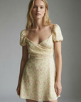 Minivestido romántico con estampado floral amarillo pálido, escote corazón y mangas abullonadas