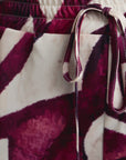 Pantalones holgados estampados para mujer en burdeos y morado: tejido ligero y moderno para el verano.