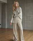 Pantalones pareo beige fluidos de cintura alta y drapeados: elegantes y cómodos para el verano.