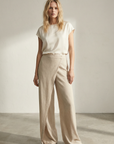 Pantalones pareo beige fluidos de cintura alta y drapeados: elegantes y cómodos para el verano.