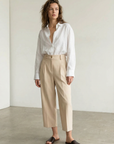 Pantalones cortos plisados de cintura baja para mujer, negros o beige: elegancia y comodidad para el día a día.