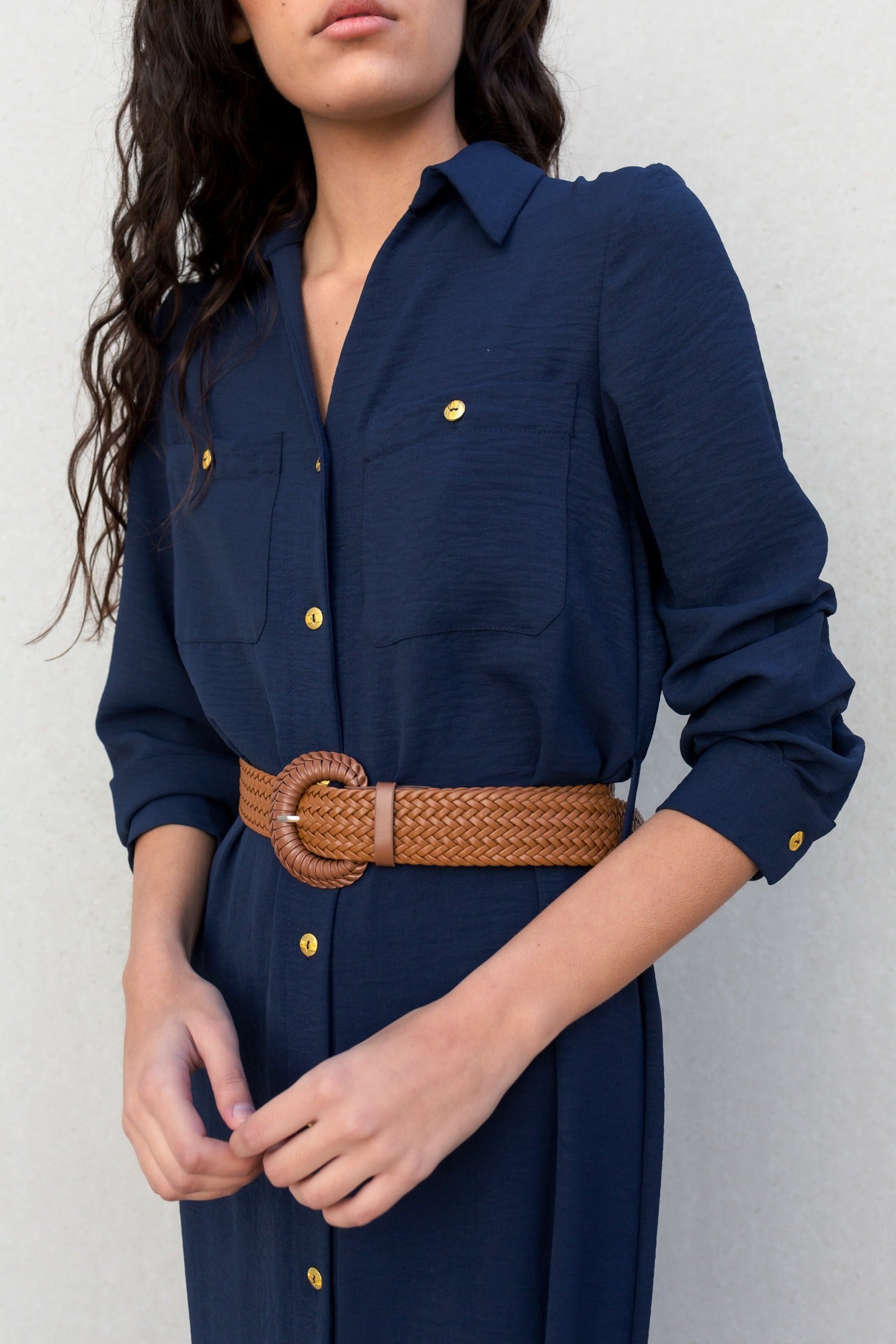 Vestido camisero fluido y elegante con cinturón: un estilo atemporal para todas las ocasiones.