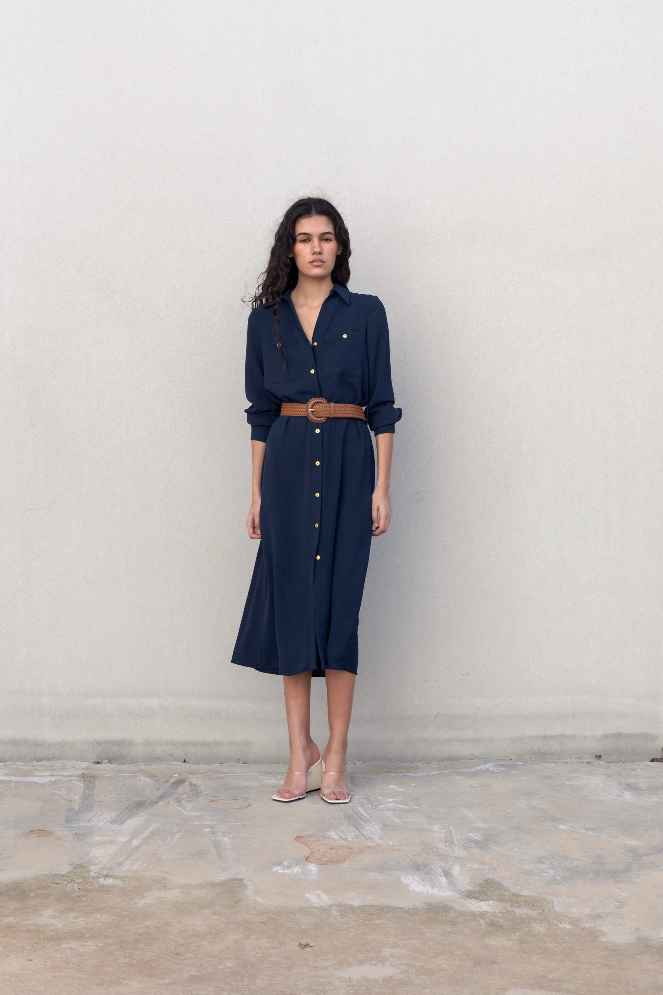 Vestido camisero fluido y elegante con cinturón: un estilo atemporal para todas las ocasiones.