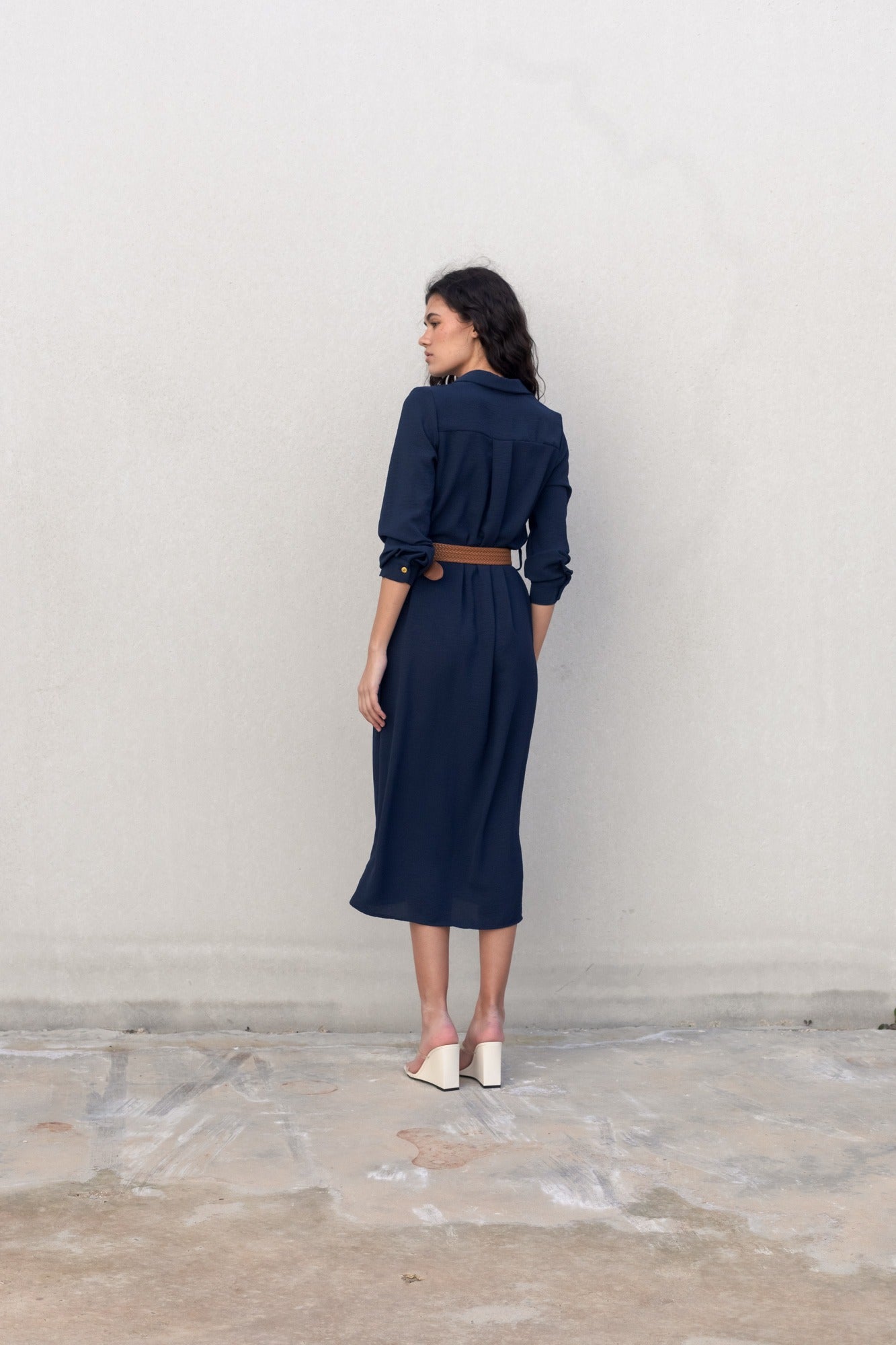 Vestido camisero fluido y elegante con cinturón: un estilo atemporal para todas las ocasiones.