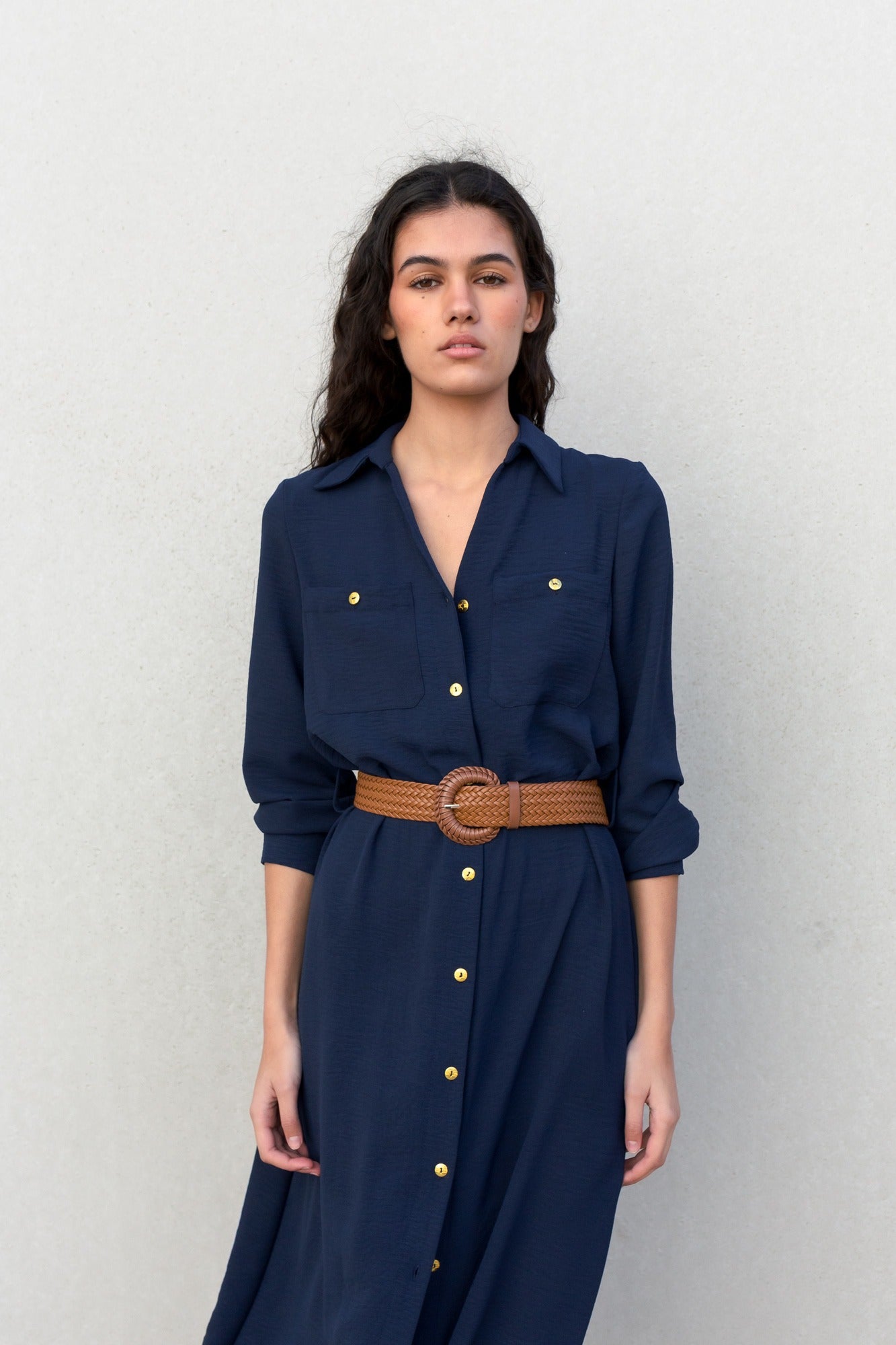 Vestido camisero fluido y elegante con cinturón: un estilo atemporal para todas las ocasiones.