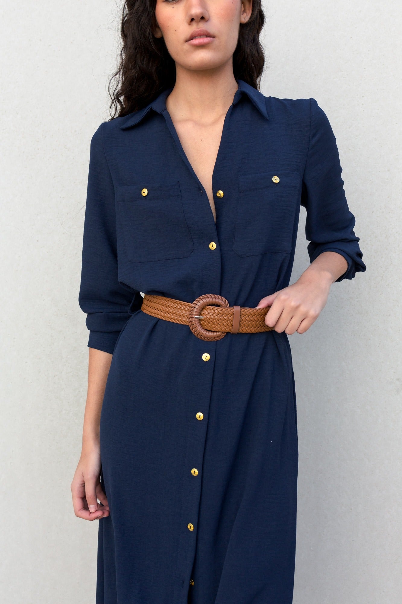Vestido camisero fluido y elegante con cinturón: un estilo atemporal para todas las ocasiones.