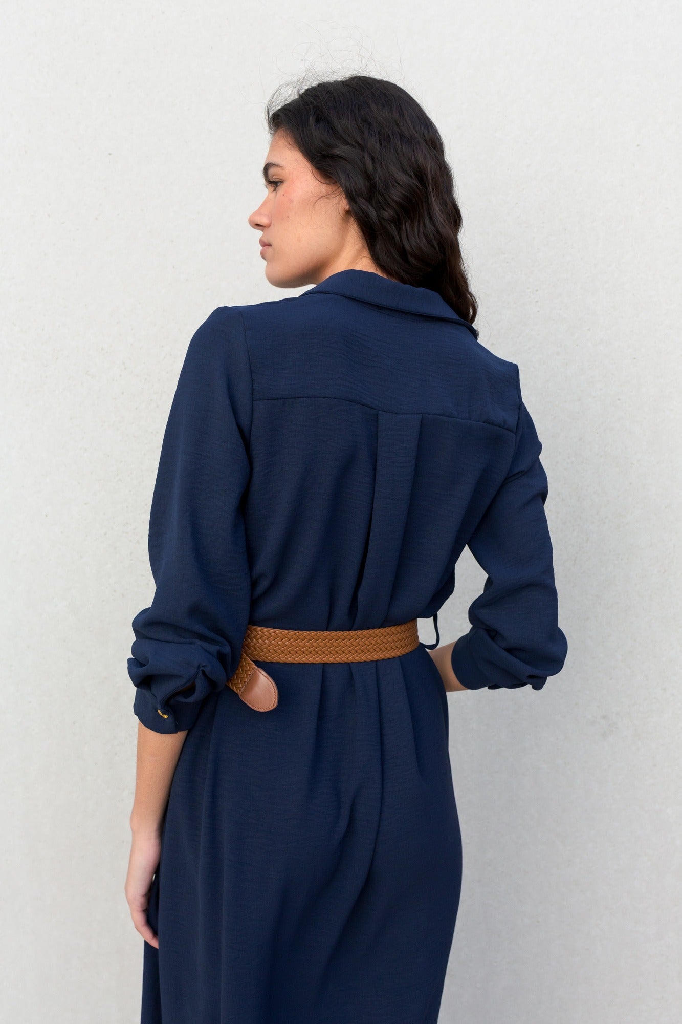 Vestido camisero fluido y elegante con cinturón: un estilo atemporal para todas las ocasiones.