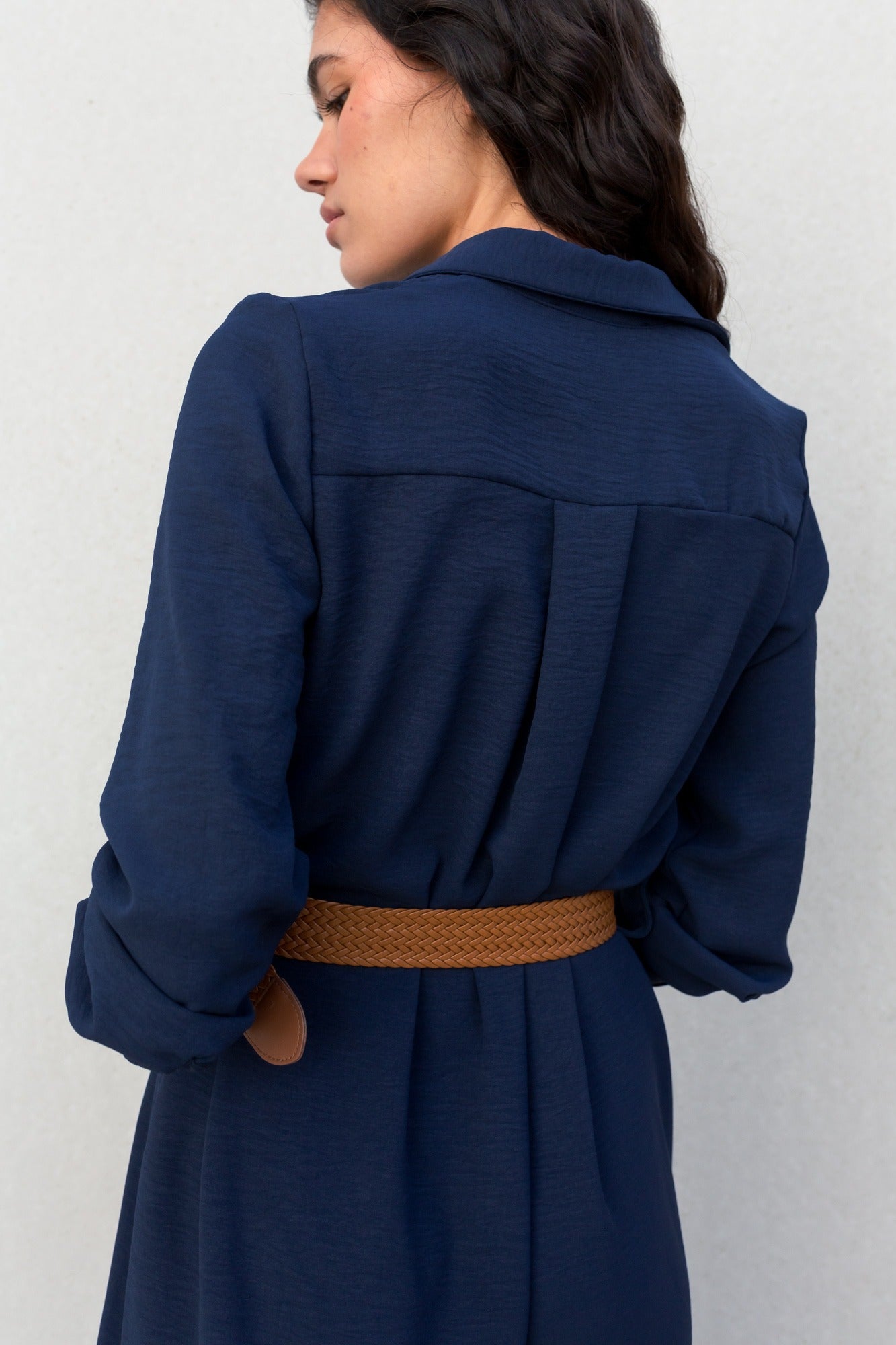 Vestido camisero fluido y elegante con cinturón: un estilo atemporal para todas las ocasiones.