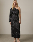 Vestido de noche asimétrico de satén negro para mujer con elegante estampado de mármol y una manga.