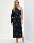 Vestido de noche asimétrico de satén negro para mujer con elegante estampado de mármol y una manga.
