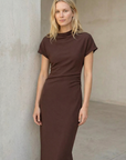 Vestido largo marrón con detalles plisados