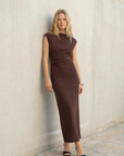 Vestido largo marrón con detalles plisados