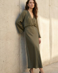 Elegante y cómodo vestido largo verde salvia fluido para noches y salidas informales.