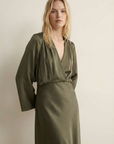 Elegante y cómodo vestido largo verde salvia fluido para noches y salidas informales.