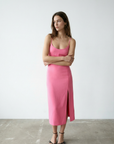 Vestido midi de tirantes rosa brillante con abertura