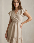 Robe fluide manches courtes en polyester légère — coupe féminine, modèle beige, femme posant avec élégance.