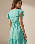 Robe fluide manches courtes en polyester légère — coupe féminine, modèle turquoise vue de dos.