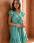 Robe fluide manches courtes en polyester légère — coupe féminine, modèle turquoise avec des volants aux manches.