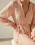 Robe longue fluide imprimée avec ceinture rose