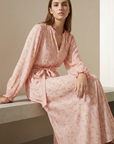 Robe longue fluide imprimée avec ceinture rose
