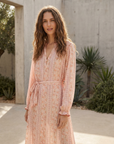 Robe longue fluide imprimée avec ceinture rose