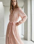 Robe longue fluide imprimée avec ceinture rose
