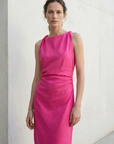 Elegante vestido largo de lino fucsia, sin mangas, escote fruncido, estilo minimalista.