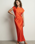 Elegante vestido largo naranja para mujer, drapeado en la cintura, ideal para ceremonia y noche.