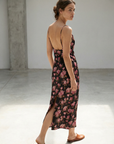 Vestido largo de satén negro con flores rosas y encaje