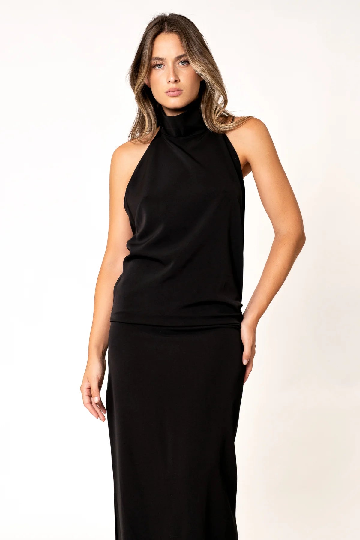 Robe Dos Nu Élégante – Sublimez Vos Soirées avec Style Sapiato