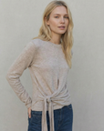 T-shirt beige à nœud latéral détail du produit
