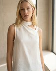 Top de color blanco para mujer con escote en V