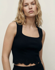 Top noir chic encolure carrée