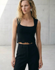 Top noir chic encolure carrée