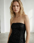 Elegante top de lentejuelas negro sin tirantes para mujer, perfecto para un look minimalista.