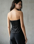 Elegante top de lentejuelas negro sin tirantes para mujer, perfecto para un look minimalista.
