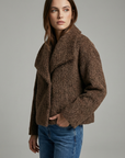 Veste courte effet poil doublée col à revers