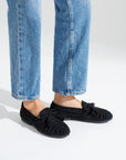 Mocassins en suédine noirs à pampilles portés