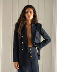 Blazer femme bleu marine à boutons dorés avec coupe ajustée et jupe assortie