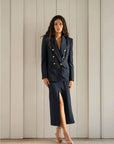 Blazer femme bleu marine à boutons dorés avec coupe ajustée et jupe midi à fente
