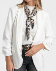 Modèle en blazer femme chic blanc, montrant des détails sophistiqués et modernes.