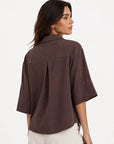 dos blouse marron pli creux