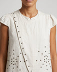 Zoom blouse écrue clous métalliques