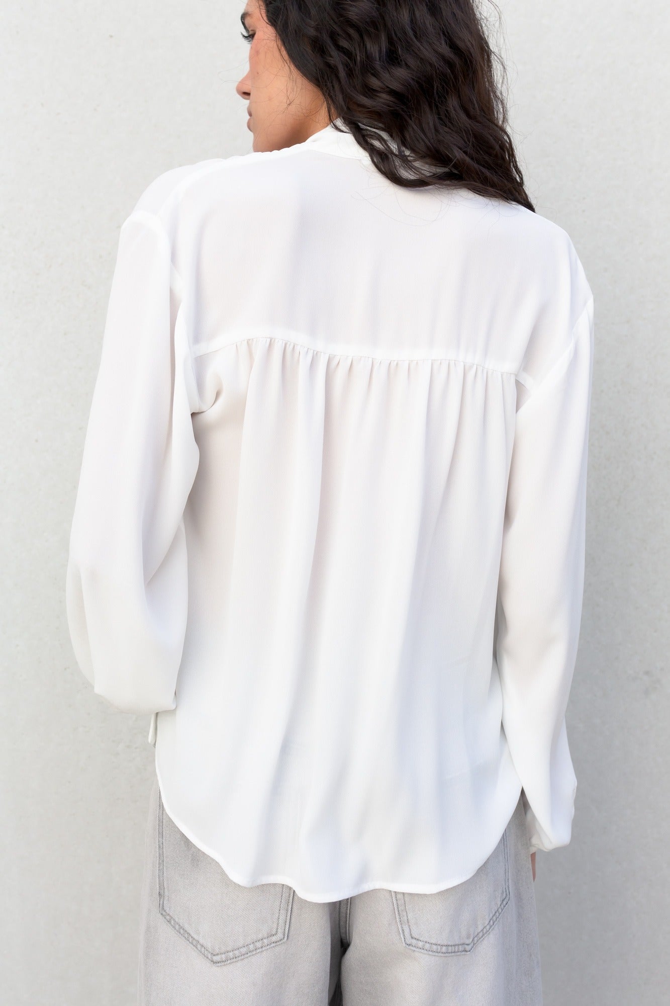 Blusa elegante y fluida: look minimalista y moderno.