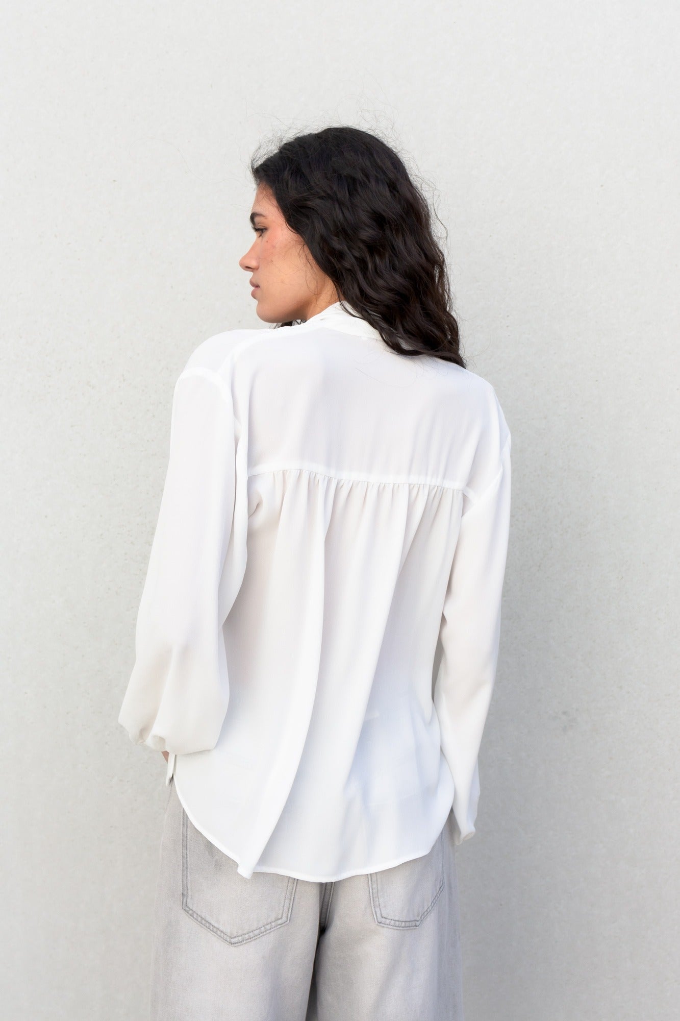 Blusa elegante y fluida: look minimalista y moderno.